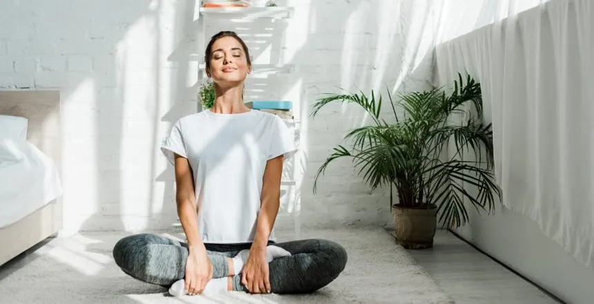 Mujer meditando para practicar mindfulness